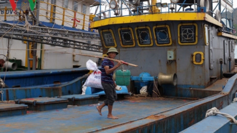 Tàu cá vỏ thép hư hỏng phải nằm bờ vì một số cơ quan liên quan trục lợi chính sách, làm ăn gian dối (12/6/2017)