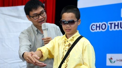 Tiến sĩ Nguyễn Bá Hải với sáng chế “Mắt thần” dành cho người khiếm thị (13/7/2017)