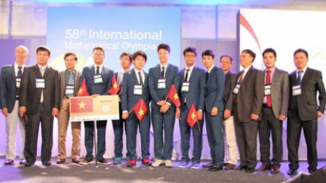 Các thí sinh Việt Nam dự kỳ thi Olympic Toán Quốc tế tại Brazil đều giành giải với 4 huy chương vàng, 1 huy chương bạc và 1 huy chương đồng (Thời sự trưa 22/7/2017)