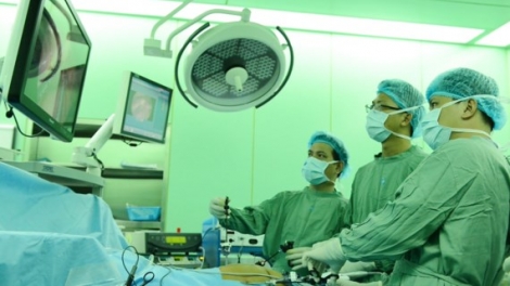 Bệnh viện Việt Nam đạt giải Nhất thế giới về phẫu thuật nội soi cắt gan. (Thời sự đêm 18/7/2017)