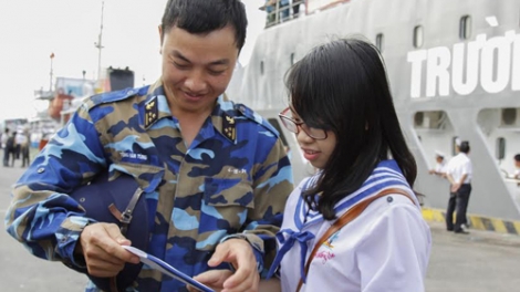 Đoàn Thị Ngọc, cô sinh viên trường Đại học Mỹ thuật Công nghiệp, “Nhà thơ” của những người lính đảo. (18/7/2017)