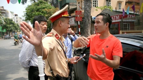 Bộ Tư pháp cho rằng, nếu cảnh sát xử phạt chủ xe thế chấp giấy tờ ở ngân hàng sẽ tác động xấu đến hoạt động kinh tế (Thời sự chiều 20/7/2017)