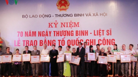 Vẫn còn hàng vạn gia đình là thân nhân liệt sĩ, thương binh, bệnh binh đang mòn mỏi chờ đợi chế độ chính sách ưu tiên của Nhà nước nhưng lại phát sinh nhiều đường dây làm giả hồ sơ, giấy tờ để trục lợi chính sách này (Thời sự trưa 23/7/2017)