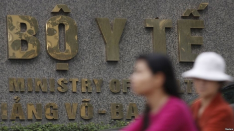 Dư luận bức xúc trước câu trả lời của lãnh đạo Bộ Y tế rằng: "Lô thuốc chữa ung thư của VN Pharma nhập khẩu không phải thuốc giả" (31/8/2017)