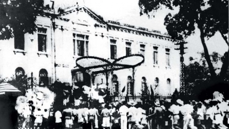Cách mạng Tháng Tám năm 1945 đề lại nhiều bài học quý báu cho Đảng và nhân dân ta, trong đó có bài học đoàn kết, lấy dân làm gốc. (Thời sự trưa 19/8/2017)