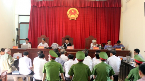 Ngày thứ hai xét xử vụ vi phạm quản lý đất đai ở Đồng Tâm, Mỹ Đức, Hà Nội, Viện Kiểm sát đề nghị giữ nguyên hiện trạng những mảnh đất người dân đã sử dụng lâu dài và kiên quyết thu hồi những khu đất vi phạm quy hoạch (Thời sự trưa 9/8/2017)