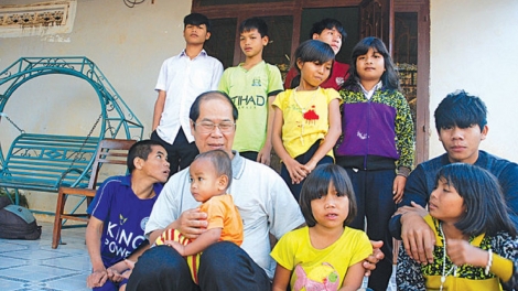 Câu chuyện tình đời, tình người: Ông bố của 71 đứa trẻ (16/8/2017)