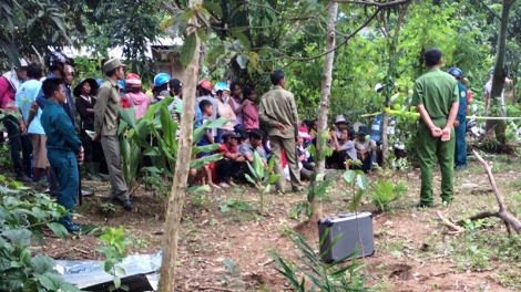 Nổ lớn tại huyện miền núi Khánh Sơn, tỉnh Khánh Hòa làm 6 người tử vong và 1 người bị thương nặng do cưa đầu đạn (Thời sự chiều 18/8/2017)