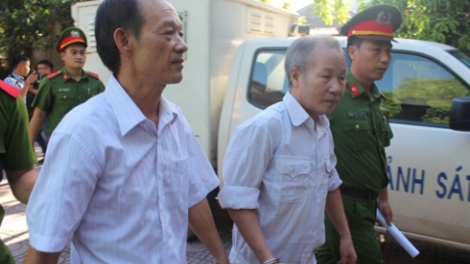Tòa án nhân dân huyện Mỹ Đức, thành phố Hà Nội mở phiên tòa hình sự sơ thẩm xét xử 14 cựu lãnh đạo xã Đồng Tâm và cán bộ huyện Mỹ Đức vi phạm pháp luật về quản lý đất đai xảy ra tại xã Đồng Tâm (Thời sự trưa 8/8/2017)