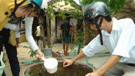 Trước việc bệnh sốt xuất huyết có chiều hướng gia tăng nhanh, Sở Y tế Hà Nội đã yêu cầu tất cả quận, huyện thành lập các đội xung kích diệt bọ gậy (Thời sự đêm 5/8/2017)