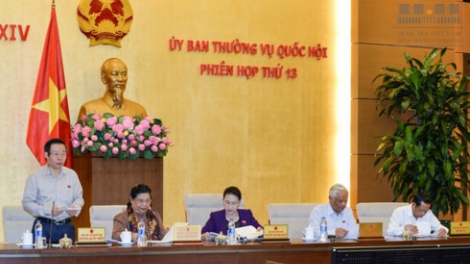 Cho ý kiến về việc điều chỉnh kế hoạch vốn ngân sách trung ương của Chính phủ năm nay, Ủy ban Thường vụ Quốc hội nhất trí thu hồi hơn 860 tỷ đồng của 5 bộ, ngành và 2 địa phương phân bổ không đúng quy định (Thời sự trưa 17/8/2017)