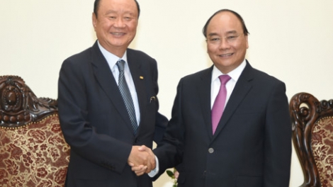 Thủ tướng Nguyễn Xuân Phúc tiếp Chủ tịch Tập đoàn Charmvit (Hàn Quốc) Lee Dae Bong  (Thời sự đêm 22/8/2017)