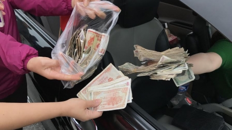 Làm gì để khắc phục những bất cập tại các trạm thu phí BOT, chấm dứt "hội chứng" trả tiền lẻ khi qua trạm thu phí? (11/8/2017)