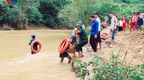 Thầy trò vùng lũ Điện Biên khắc phục khó khăn tựu trường (24/8/2017)