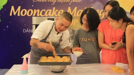 Đầu bếp Nguyễn Văn Khu, chủ tiệm bánh “Ngon Bakery” chia sẻ về bí quyết khởi nghiệp và ý nghĩa của các hoạt động thiện nguyện. (13/9/2017)