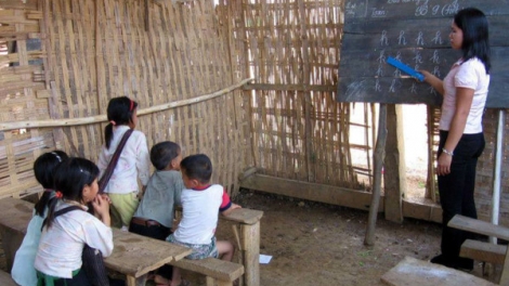 Năm học mới sắp bắt đầu, nhưng vẫn còn tình trạng, nơi thiếu trường, nơi thiếu giáo viên, nơi thiếu sách giáo khoa, và không ít trường hợp phải cho con nghỉ học vì gia đình thiếu tiền đóng học phí và mua đồ dùng học tập (Thời sự trưa 4/9/2017)