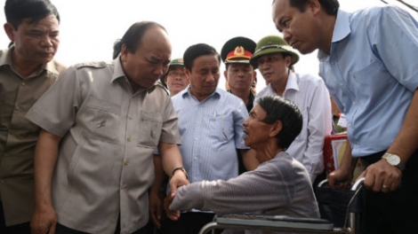 Sáng nay, Thủ tướng Nguyễn Xuân Phúc đã trực tiếp đến huyện Kỳ Anh, tỉnh Hà Tĩnh, một trong những địa phương thiệt hại nặng nhất trong bão số 10 và làm việc với lãnh đạo tỉnh Hà Tĩnh để chỉ đạo khắc phục hậu quả (Thời sự trưa 16/9/2017)