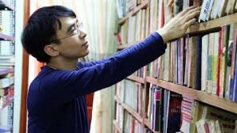 Lê Văn Hợp, chủ thư viện “Sách cũ Hà Thành”, người lưu giữ ký ức và lan tỏa tình yêu sách đến mọi người. (27/9/2017)
