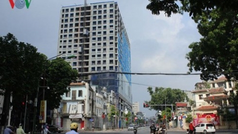 UBND thành phố Hà Nội yêu cầu rà soát lại thủ tục pháp lý trong việc xử lý vi phạm trật tự xây dựng tại tòa nhà 8B Lê Trực (Thời sự trưa 1/9/2017)
