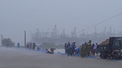 Thủ tướng Nguyễn Xuân Phúc đã kết thúc sớm chuyến công tác tại các tỉnh phía Nam để trực tiếp thị sát tình hình thiệt hại và khắc phục hậu quả do bão số 10 gây ra tại các tỉnh miền Trung (Thời sự chiều 15/9/2017)