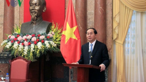 Nhân kỷ niệm 55 năm Ngày thiết lập quan hệ ngoại giao Việt Nam - Lào, Chủ tịch nước Trần Đại Quang trả lời phỏng vấn báo chí về quan hệ hữu nghị truyền thống, đoàn kết đặc biệt và hợp tác toàn diện, triển vọng hợp tác giữa 2 nước trong thời gian tới (Thời sự chiều 4/9/2017)