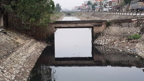 Ô nhiễm nước sông Nhuệ Hà Nam-Ruộng bị khô cằn, người dân ăn ngủ cũng phải bịt khẩu trang  (18/01/2018)