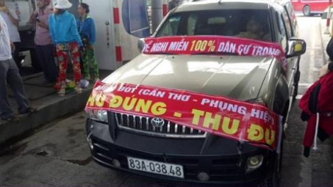 Tại trạm thu phí BOT Cần Thơ - Phụng Hiệp, tài xế và người dân vẫn tiếp tục phản đối dù trạm này đã giảm phí cho các phương tiện. (Thời sự trưa 06/01/2018)