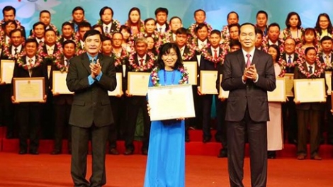 Dự Hội nghị tuyên dương Chủ tịch Công đoàn cơ sở xuất sắc tiêu biểu, Chủ tịch nước Trần Đại Quang yêu cầu, hoạt động công đoàn phải thể hiện được chức năng đại diện, bảo vệ quyền và lợi ích hợp pháp, chính đáng của người lao động (Thời sự chiều 21/1/2018)