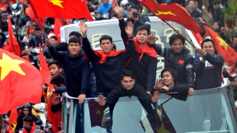Hàng trăm nghìn người vẫy chào đoàn xe U23 Việt Nam về quảng trường Ba Đình, Hà Nội (Thời sự chiều 28/01/2018)