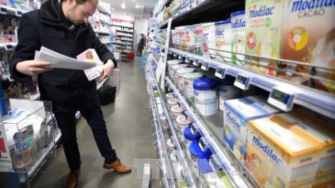 Vụ bê bối sữa công thức dành cho trẻ em của hãng Lactalis, Pháp, bị nhiễm khuẩn salmonella tiếp tục diễn biến căng thẳng khi các phụ huynh có trẻ nhiễm bệnh yêu cầu hãng có các câu trả lời minh bạch (Thời sự trưa 16/1/2018)