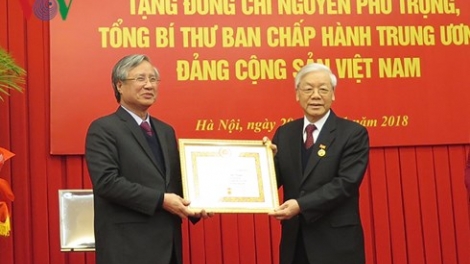 Đảng ủy Văn phòng Trung ương Đảng tổ chức Lễ trao Huy hiệu 50 năm tuổi Đảng tặng Tổng Bí thư Nguyễn Phú Trọng (Thời sự chiều 29/1/2018)