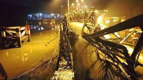 Nguyên nhân dẫn đến sập cầu Long Kiểng khiến ô tô và xe máy rơi xuống sông vào đêm qua là do tài xế xe tải chở quá tải trọng cho phép qua cầu (Thời sự trưa 20/1/2018)