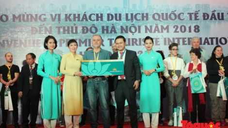 Thành phố Hà Nội, Hồ Chí Minh và nhiều địa điểm du lịch nổi tiếng cả nước đón những vị khách quốc tế đầu tiên trong năm mới 2018 (Thời sự trưa 01/01/2018)