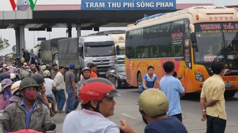 Tổng cục Đường bộ Việt Nam đề nghị cắm biển "cấm dừng quá 5 phút" nhằm chống ùn tắc tại các trạm BOT (Thời sự chiều 16/1/2018)