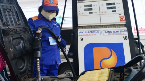 Giá xăng, dầu đã được điều chỉnh lần đầu tiên trong năm nay khi xăng E5 RON 92 được công bố giữ nguyên giá, còn xăng RON 95 tăng tới 810 đồng một lít lại không được công bố khiến dư luận phản ứng (Thời sự chiều 5/1/2018)