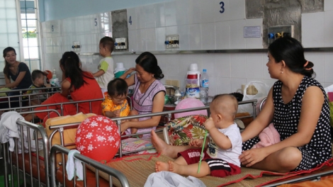 Bộ Y tế khẳng định, dịch bệnh tay chân miệng đang bùng phát mạnh tại khu vực phía Nam, nhưng chưa ghi nhận sự thay đổi về gen của virus gây bệnh (Thời sự chiều 9/10/2018)