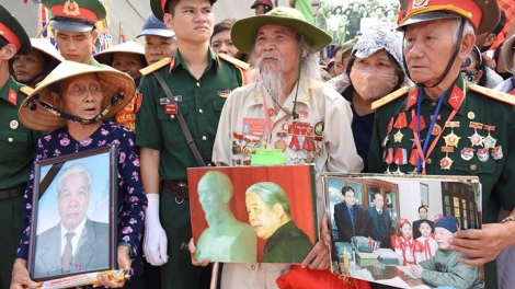 Xúc động lễ an táng nguyên Tổng Bí thư Đỗ Mười tại quê nhà (Thời sự đêm 7/10/2018)