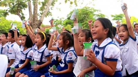 Dư luận băn khoăn về tính hiệu quả của đề án sữa học đường (9/10/2018)