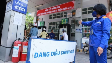 Từ 15 giờ chiều nay, giá xăng trong nước được điều chỉnh tăng gần 700 đồng một lít, mức tăng cao nhất từ đầu năm (Thời sự chiều 6/10/2018)