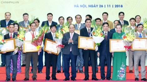 Thủ tướng Nguyễn Xuân Phúc trao thưởng cho 200 tổ chức và cá nhân cùng 11 doanh nghiệp có thành tích xuất sắc trong thực hiện Nghị quyết Trung ương 7 Khóa 10 về nông nghiệp, nông dân, nông thôn (Thời sự đêm 26/11/2018)