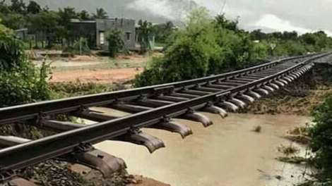 Bão số 9 đã suy yếu thành áp thấp nhiệt đới, nhưng mưa lũ đã làm tê liệt giao thông đường bộ và đường sắt ở Ninh Thuận và Khánh Hòa. Từ đêm nay, các tỉnh Nam Trung bộ và Tây Nguyên bộ sẽ có mưa rất to, Ban chỉ đạo Trung ương Phòng chống thiên tai yêu cầu các địa phương tăng cường công tác quản lý hồ chứa, sẵn sàng sơ tán, di dời dân cư ra khỏi khu vực nguy hiểm đến nơi an toàn (Thời sự chiều 25/11/2018)