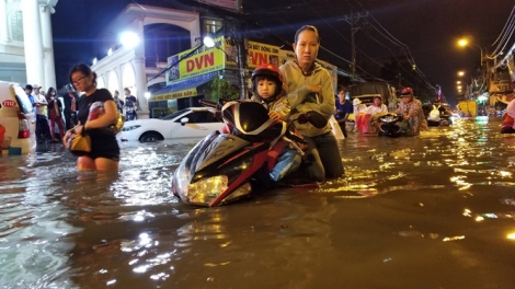 Nhiều khu vực tại thành phố Hồ Chí Minh vẫn còn ngập sâu sau 2 ngày mưa bão cho thấy sự yếu kém và thiếu đồng bộ trong qui hoạch kiến trúc và thoát nước (27/11/2018)