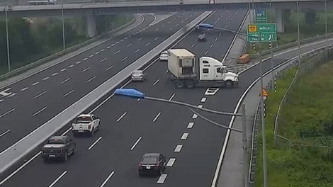 Cần thiết xem xét, bổ sung các quy định của pháp luật để ngăn chặn hành vi đi lùi xe, hay quay đầu đi ngược chiều trên đường cao tốc, tiềm ẩn nguy cơ gây tai nạn giao thông (12/11/2018)