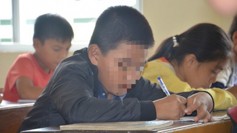 Công an Huyện Quảng Ninh, tỉnh Quảng Bình khởi tố vụ án một học sinh bị bạn học và cô giáo tát phải nhập viện (Thời sự chiều 26/11/2018)