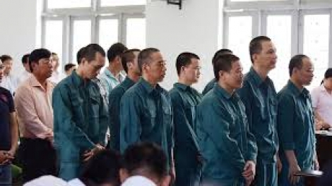 Tòa án nhân dân tỉnh Bình Thuận mở phiên tòa xét xử vụ buôn lậu xăng dầu lớn nhất từ trước tới nay (Thời sự trưa 12/12/2018)