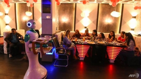 Nepal sử dụng robot bồi bàn phục vụ tại nhà hàng (6/12/2018)