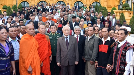 Tổng Bí thư, Chủ tịch nước Nguyễn Phú Trọng gặp mặt 163 đại biểu già làng, trưởng bản, người có uy tín của 35 tỉnh, thành phố biên giới (Thời sự chiều 21/12/2018)