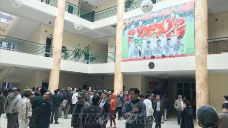 Vì sao hàng trăm người leo rào, tràn vào trụ sở VFF đòi mua vé trận chung kết lượt về AFF CUP sẽ diễn ra tại Hà Nội vào thứ 7 này? (11/12/2018)