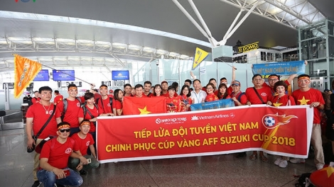 Hàng trăm cổ động viên Việt Nam bay sang Philippines "tiếp lửa" cho đội tuyển quốc gia Việt Nam trước trận bán kết lượt đi AFF Cup gặp đội chủ nhà Philippines vào chiều tối nay (Thời sự trưa 2/12/2018)