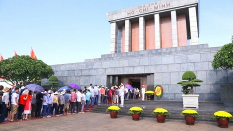 Trong 4 ngày nghỉ tết, Lăng Chủ tịch Hồ Chí Minh đã đón hơn 18 nghìn lượt khách  (Thời sự đêm 19/02/2018)